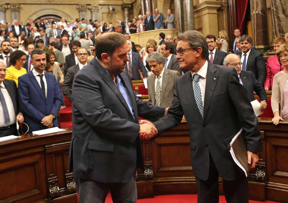 Foto: El presidente de la Generalitat, Artur Mas, estrecha la mano del líder de ERC, Oriol Junqueras. (EFE)