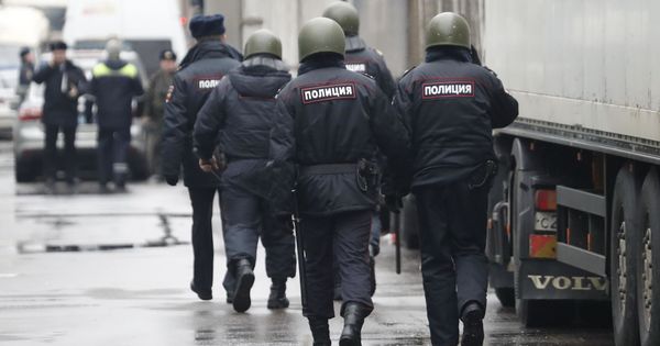 Foto: Policías se despliegan junto a la fábrica de Moscú donde se ha producido el tiroteo. (Reuters)