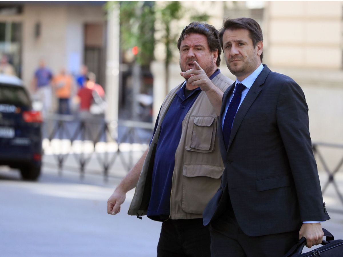 Foto: José Luis Peñas, en una de sus visitas a la Audiencia Nacional junto a su abogado, Ángel Galindo. (EFE)