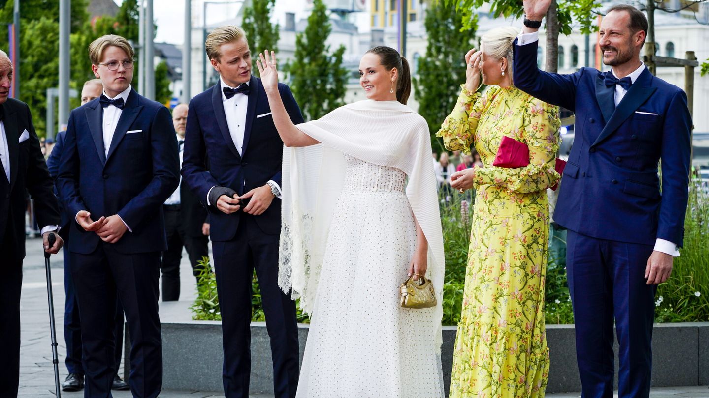 Los príncipes Haakon y Mette-Marit, sus dos hijos y Marius Borg. (EFE/Lise Aaserud)
