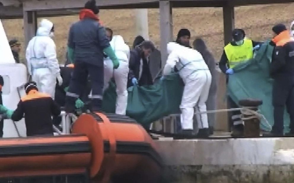 Trasladan los cuerpos de los 29 muertos por hipotermia de una de las barcazas (REUTERS)