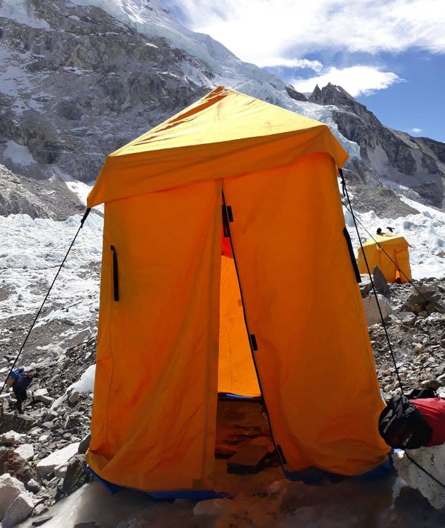 Aspecto de la tienda ducha del Campo Base del Everest. 
