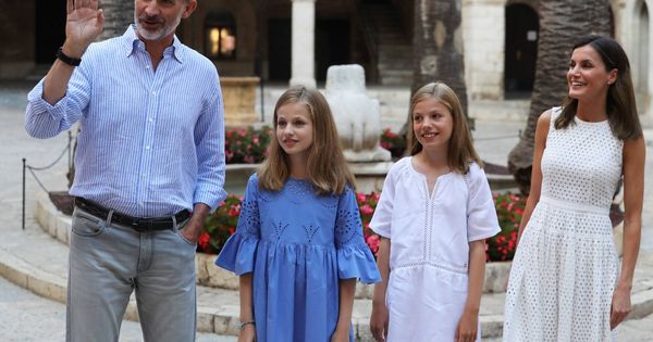 Foto:  Los reyes, con sus hijas en el Palacio de la Almudaina. (EFE)
