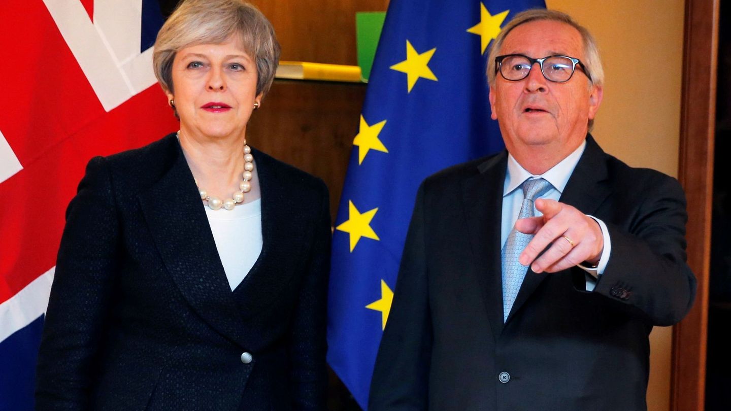Theresa May junto a Jean-Claude Juncker. (EFE)