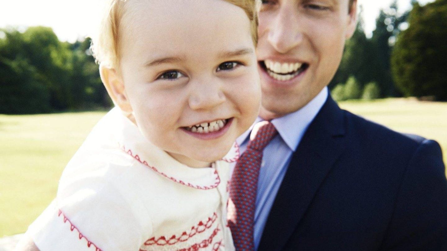 El principe Guillermo junto a su hijo en una imagen de archivo.