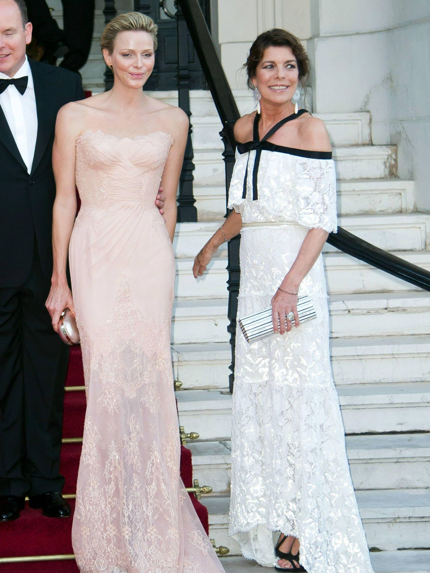 Carolina de Mónaco con vestido blanco y detalle de lazo en la gala 'Love Ball'.  (Cordon Press)