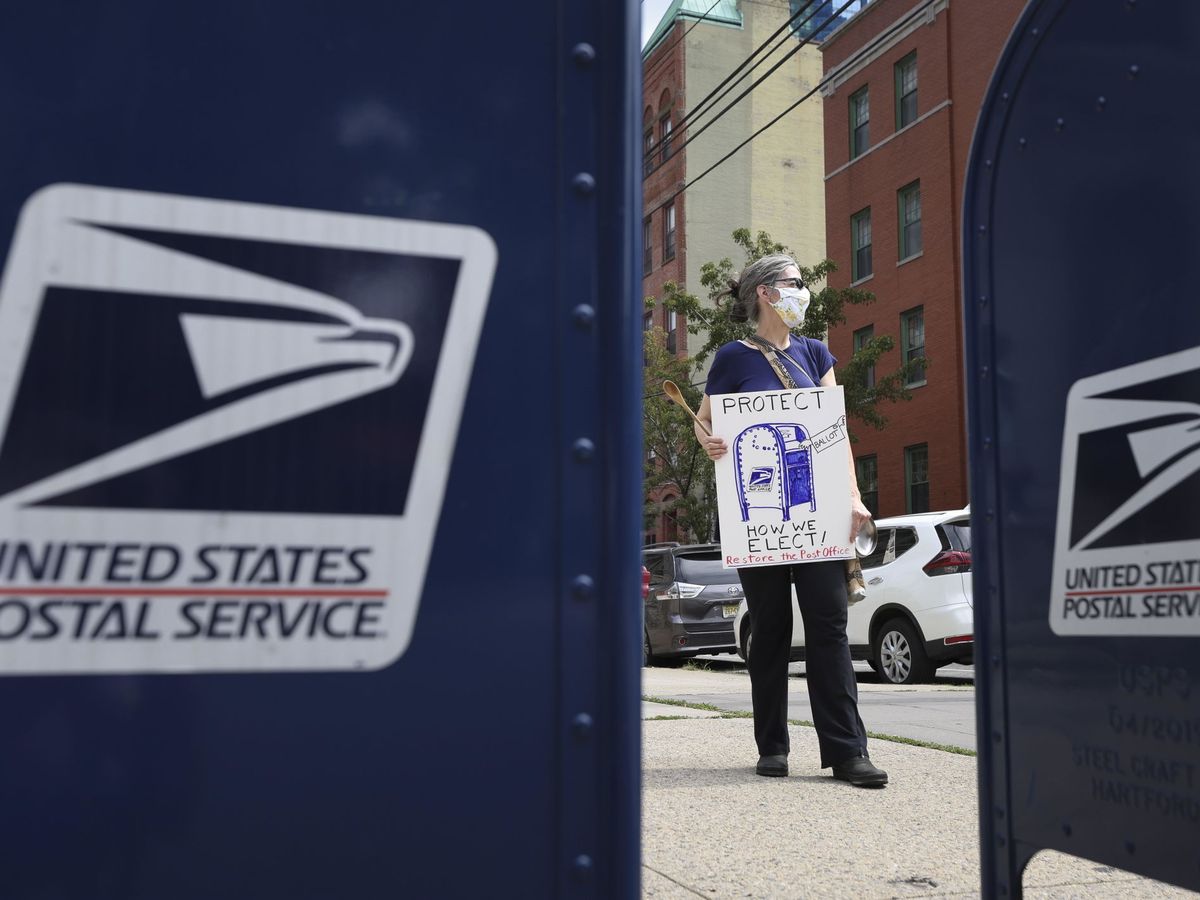 Foto: Una manifestación apoyando el aumento del presupuesto para el servicio estadounidense de correos el pasado 21 de agosto. (Reuters)