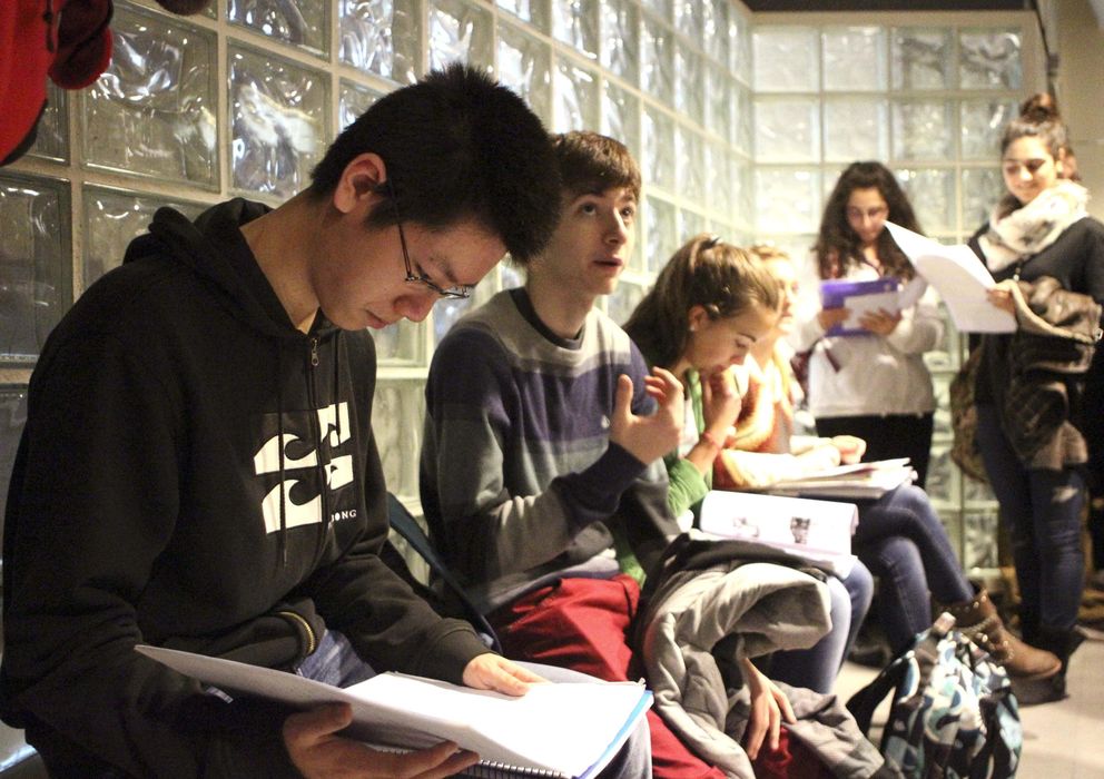 Foto: Varios estudiantes dan los últimos repasos momentos antes de entrar a las aulas para hacer las pruebas de acceso a la universaidad. (Efe)