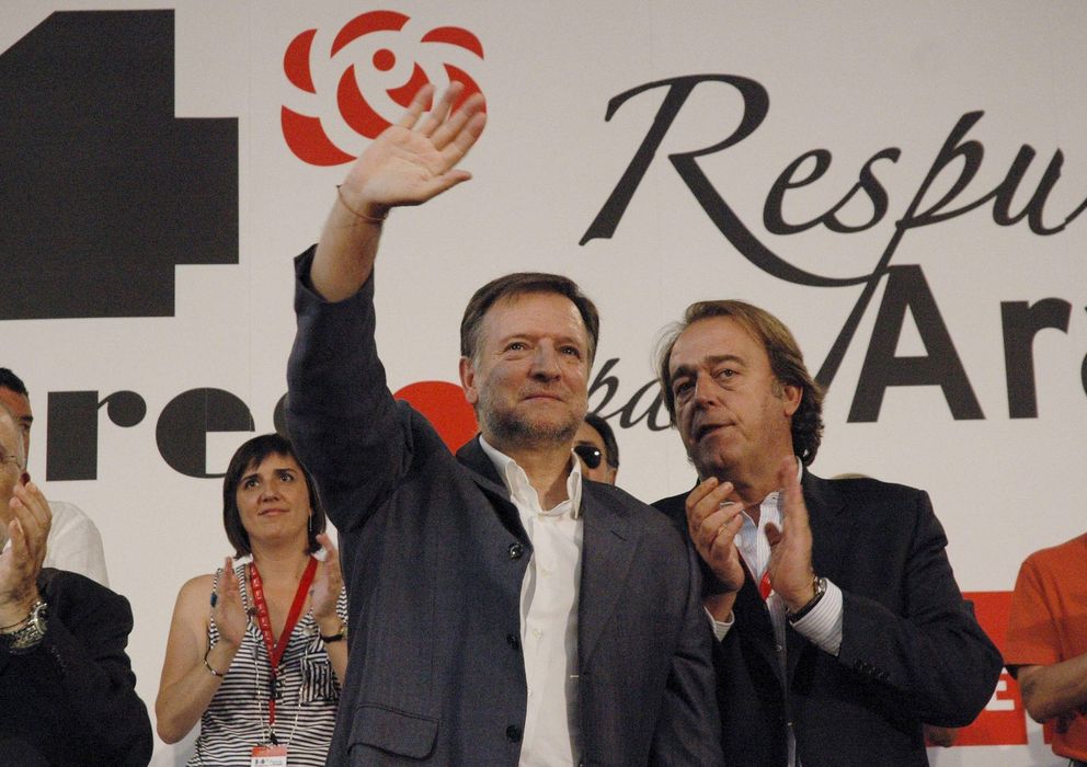 Foto: Fotografía de archivo de Carlos Pérez Anadón (d) y el exsecretario del PSOE en Aragón Marcelino Iglesias. (EFE)