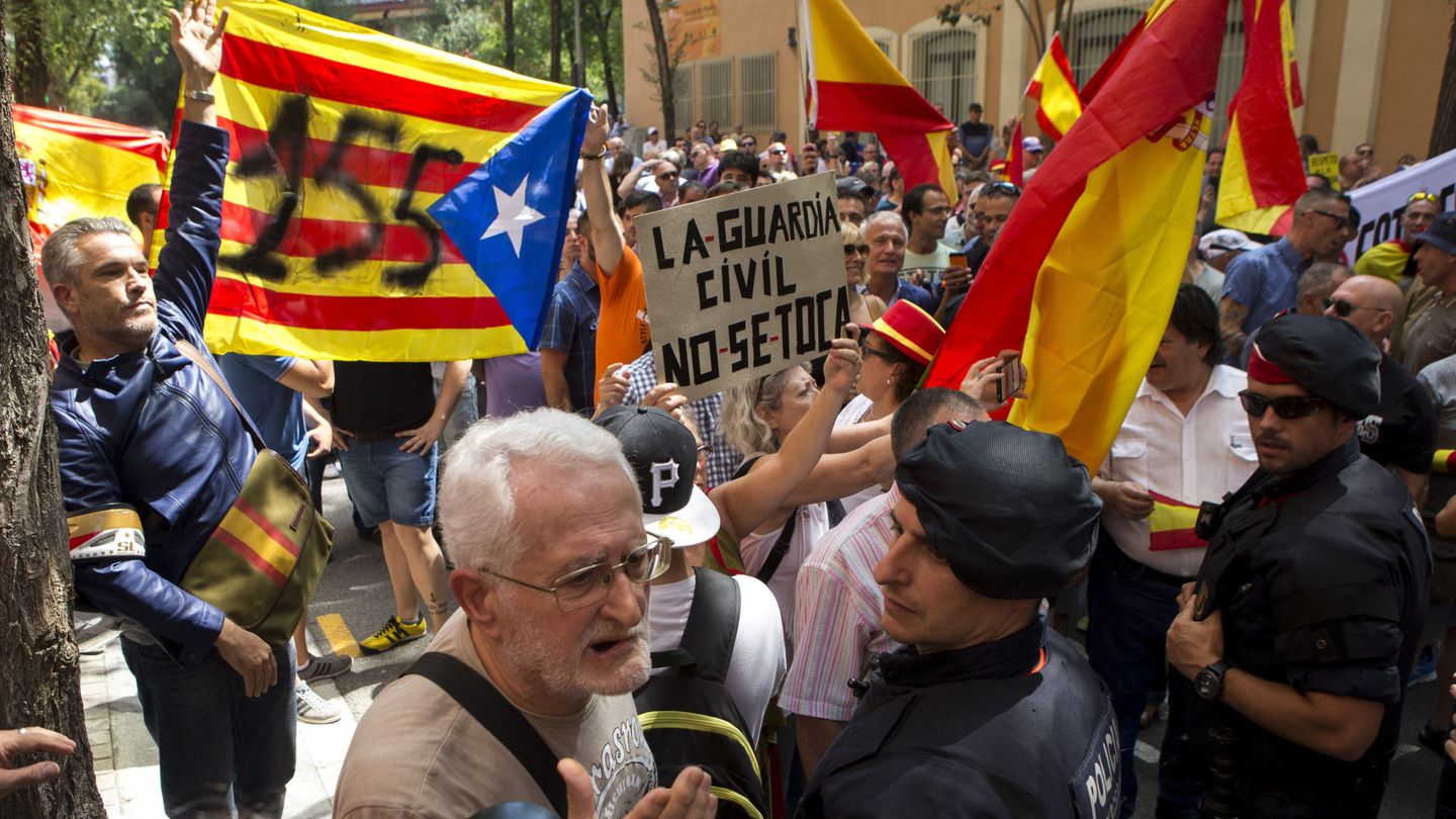 Efectivos de los Mossos se interponen este entre manifestantes de la CUP que protestaban ante la comandancia de la Guardia Civil en la Travessera de Gràcia. (EFE)