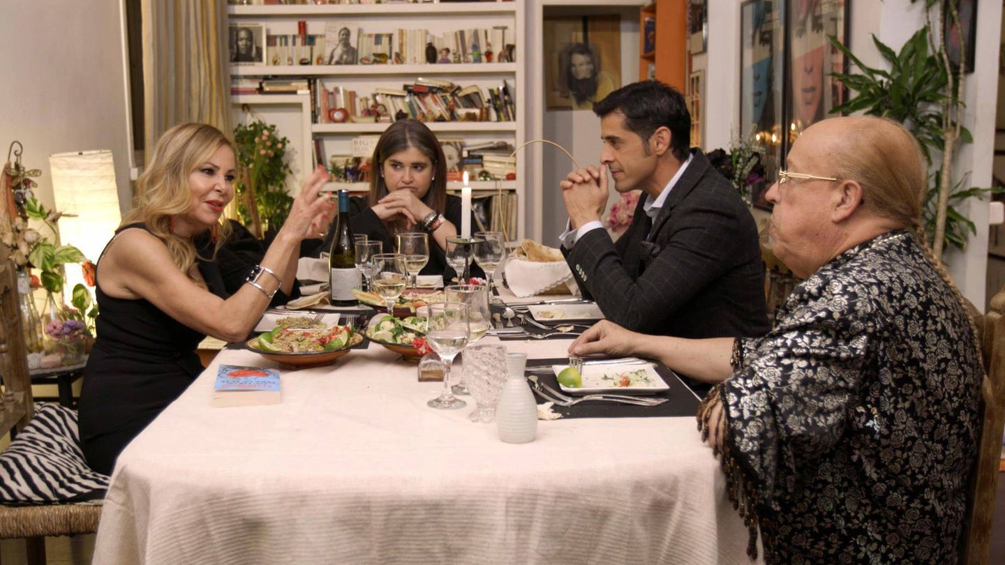Ana Obregón, Lucía Etxebarria, Víctor Janeiro y Rappel, protagonistas de la versión vip de 'Ven a cenar conmigo'. (Mediaset)