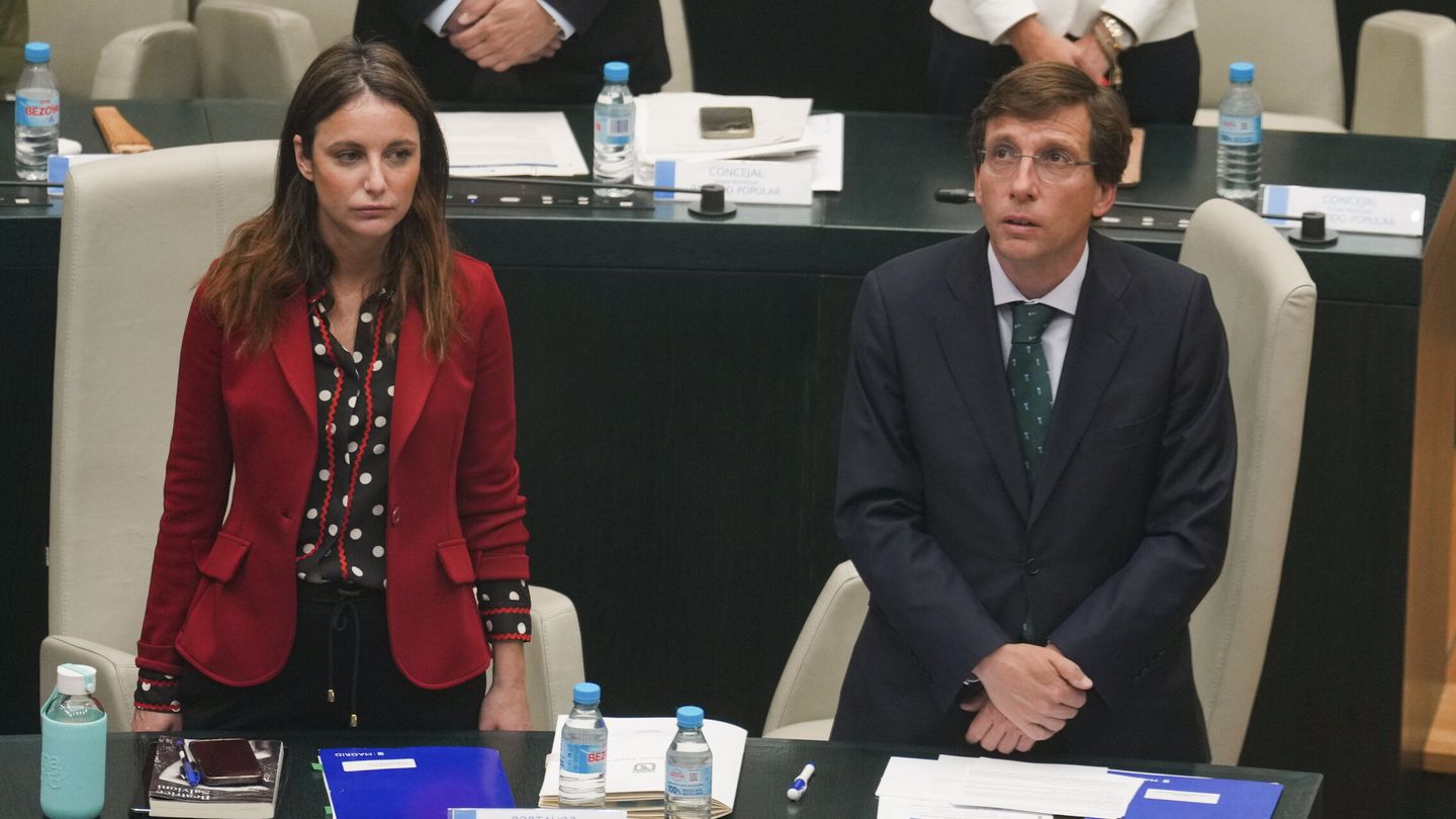 Andrea Levy y José Luis Martínez-Almeida juntos durante un pleno. (EFE/Borja Sánchez Trillo)