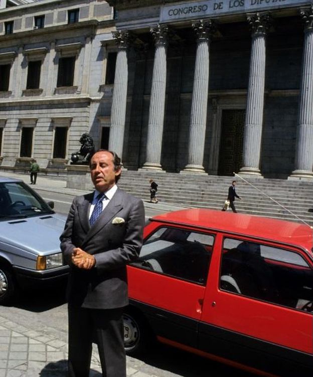 Foto: José María Ruiz-Mateos frente al Congreso en los años 80 (Gtres)