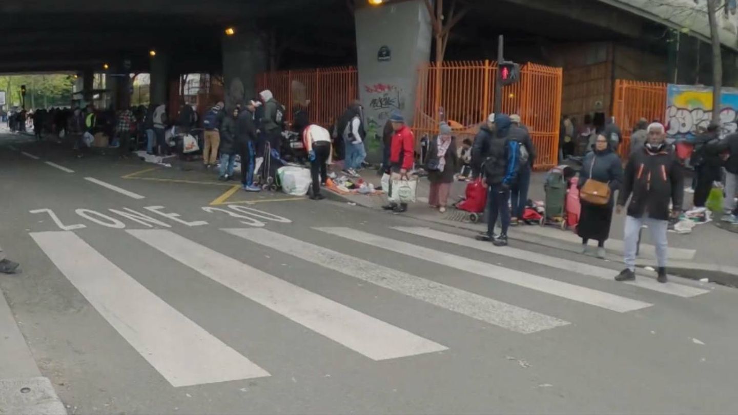 Mercado ilegal ubicado en el distrito XVIII de París. (Atresmedia)
