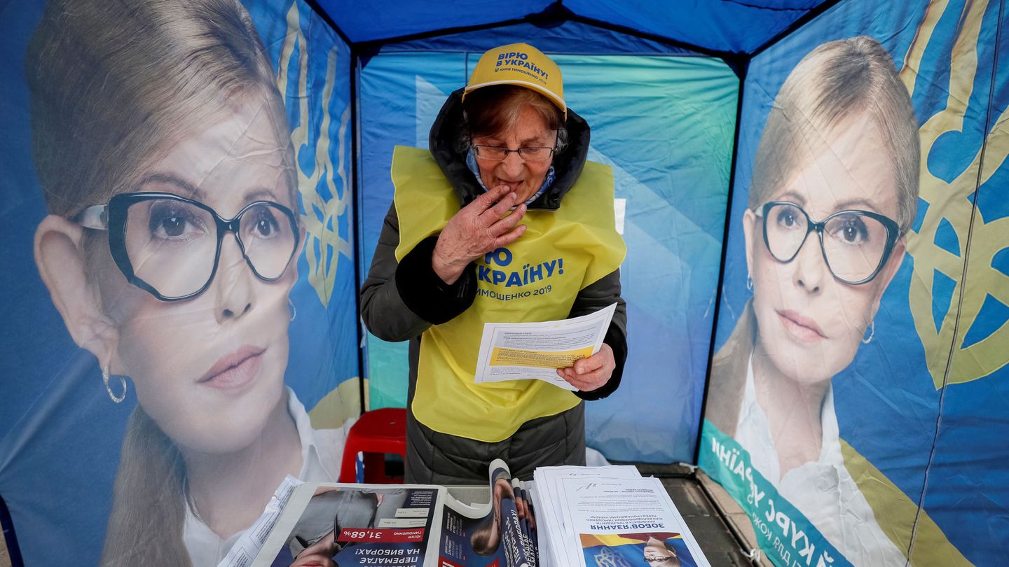 Publicidad electoral de la ex primera ministra Yulia Tymoshenko, en el centro de Kiev. (Reuters)
