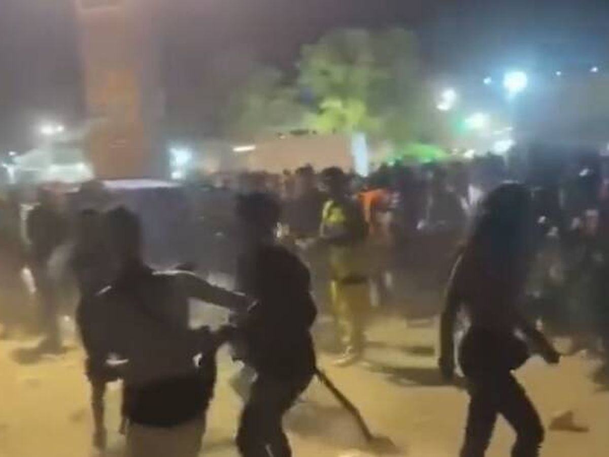 Foto: Momento de la pelea en el recinto ferial. (Twitter)