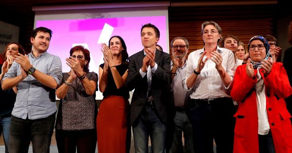 Foto: El candidato de Más País, Íñigo Errejón (5i), junto a la coportavoz del grupo en el Ayuntamiento, Rita Maestre (4i), y la que será su número dos Marta Higueras. (EFE)