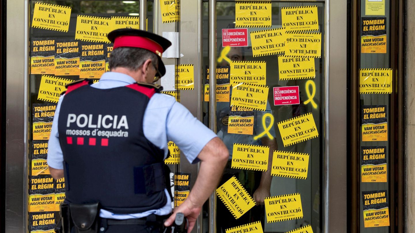 Activistas de los CDR cubren de pegatinas la bolsa de Barcelona. (EFE)