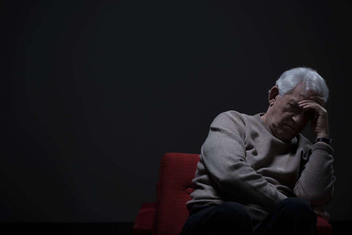 Muchos pacientes sufren depresión o falta de motivación durante el Alzheimer. (iStock)