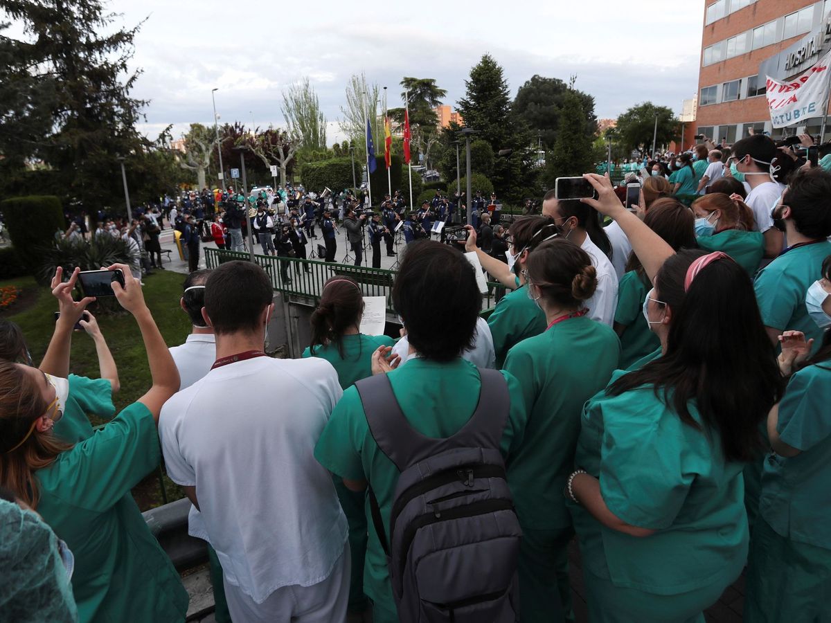 Foto: Homenaje al personal sanitario del hospital 12 de octubre de Madrid. (EFE)