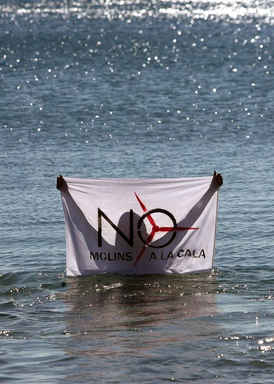 Protesta contra la eólica marina en L'Ametlla de Mar, Tarragona. (EFE/J. Sellart)