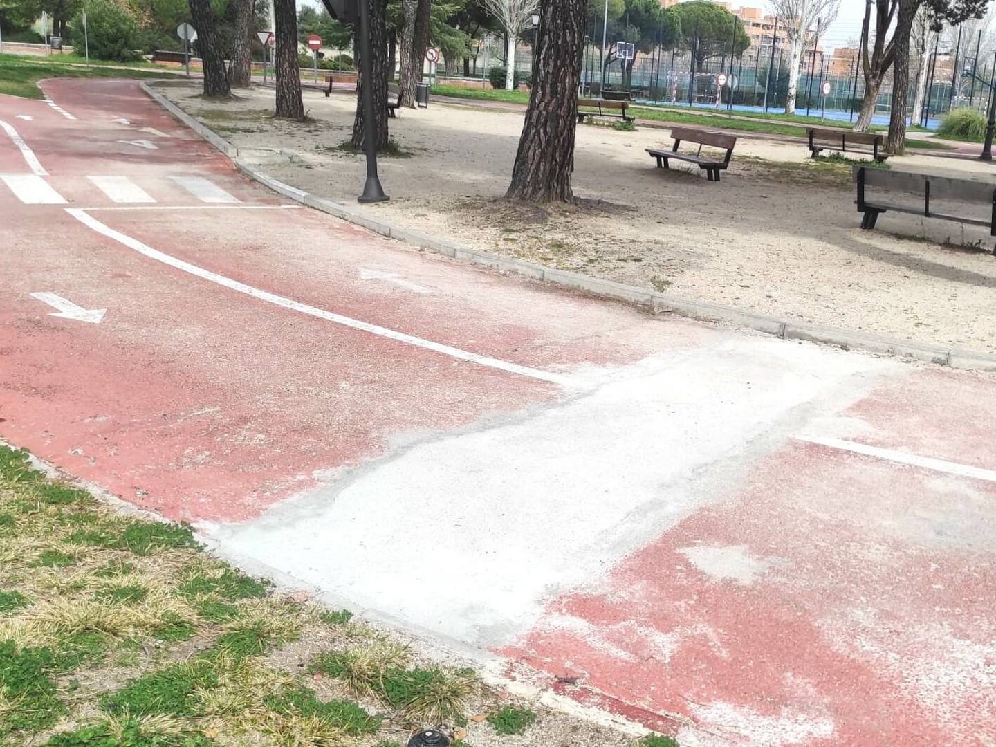 Detalle de unos carriles bici del polideportivo municipal de Aluche. (L.B.)