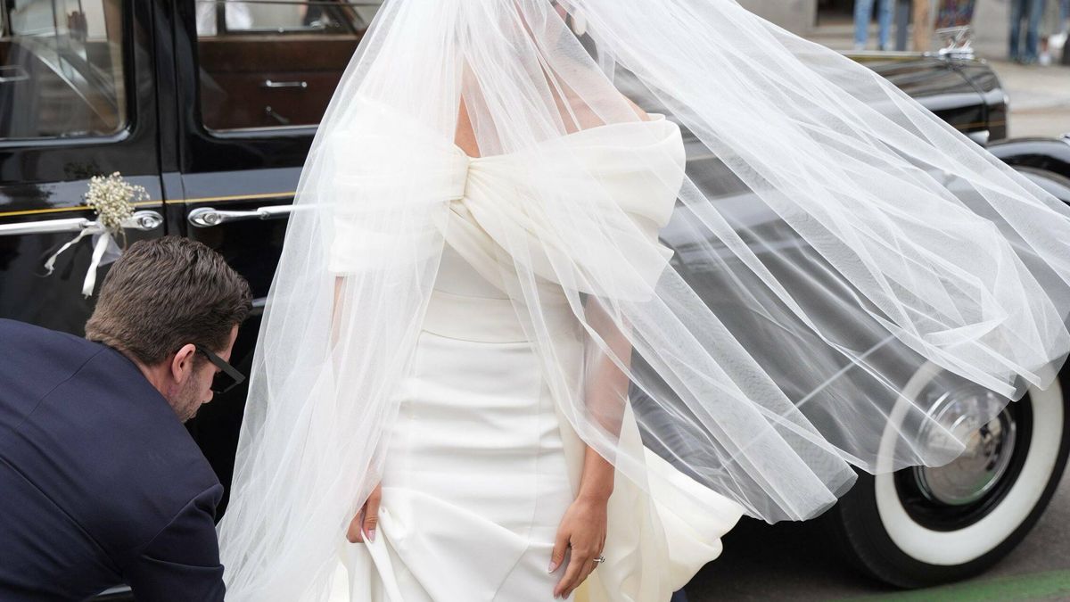 El vestido de novia de Ana Moya diseñado por Vicky Martín Berrocal, al detalle: escote Bardot anudado, falda recta y maxicola