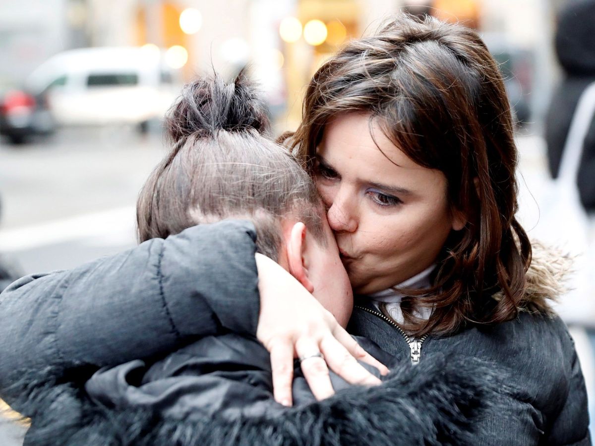 Foto: La hermana de la menor asesinada, abrazada por la madrastra de ambas antes de la primera sesión del juicio. (EFE)