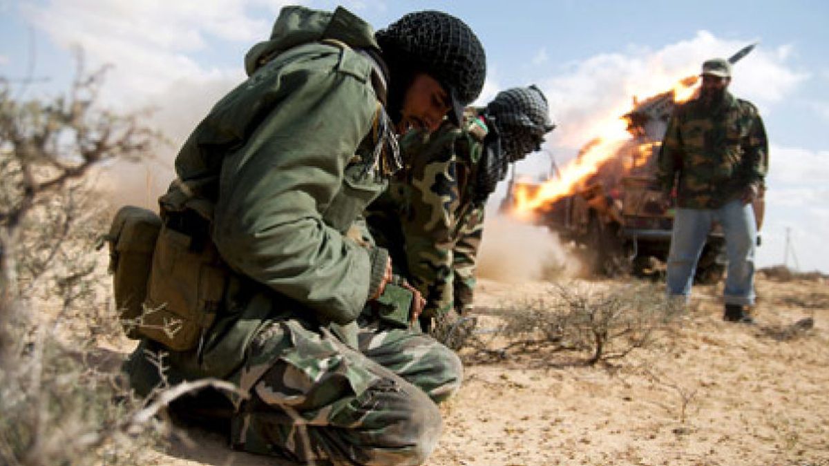 Los rebeldes libios presentan batalla a los gadafistas y logran mantener Brega