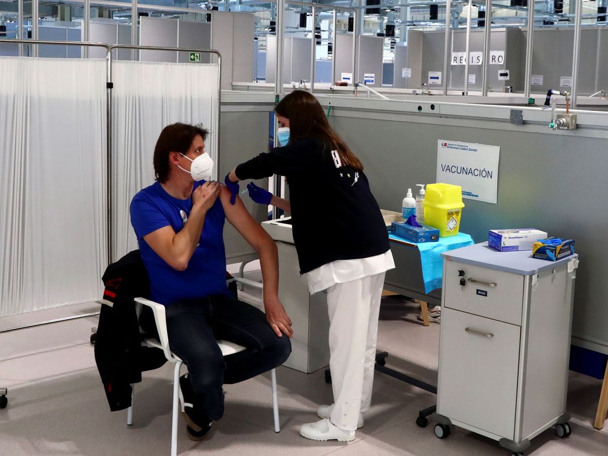 Foto: Una enfermera administra la vacuna del covid-19 en Madrid. (Reuters) 