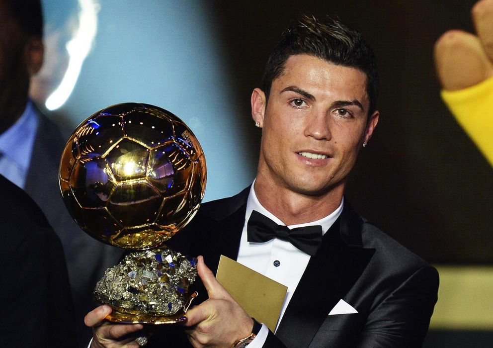 Foto: Cristiano Ronaldo posa con el Balón de Oro conseguido la pasada temporada.
