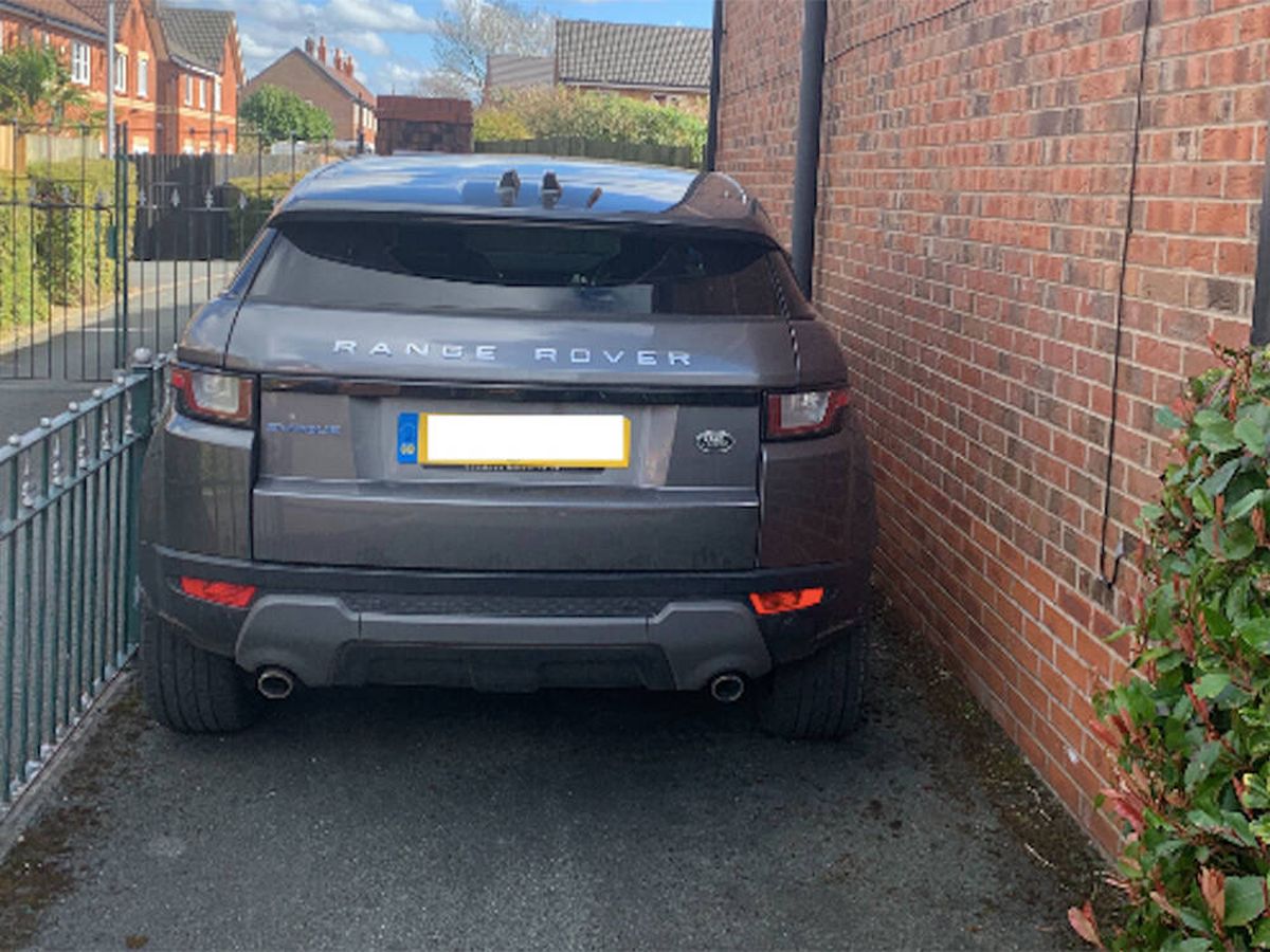Foto: Un extraño aparca su coche en una propiedad privada... ¡Y lo deja allí 4 días! (Manchester Evening News)