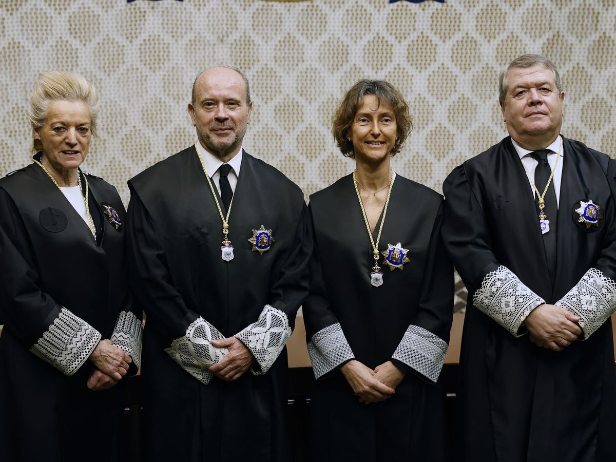 Foto: María Luisa Segoviano (i), César Tolosa (d), Juan Carlos Campo (2i) y Laura Díez (2d) durante su toma de posesión como nuevos magistrados. (EFE)