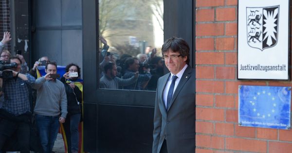 Foto: El expresidente de la Generalitat de Cataluña Carles Puigdemont al abandonar la cárcel de Neumünster en Alemania