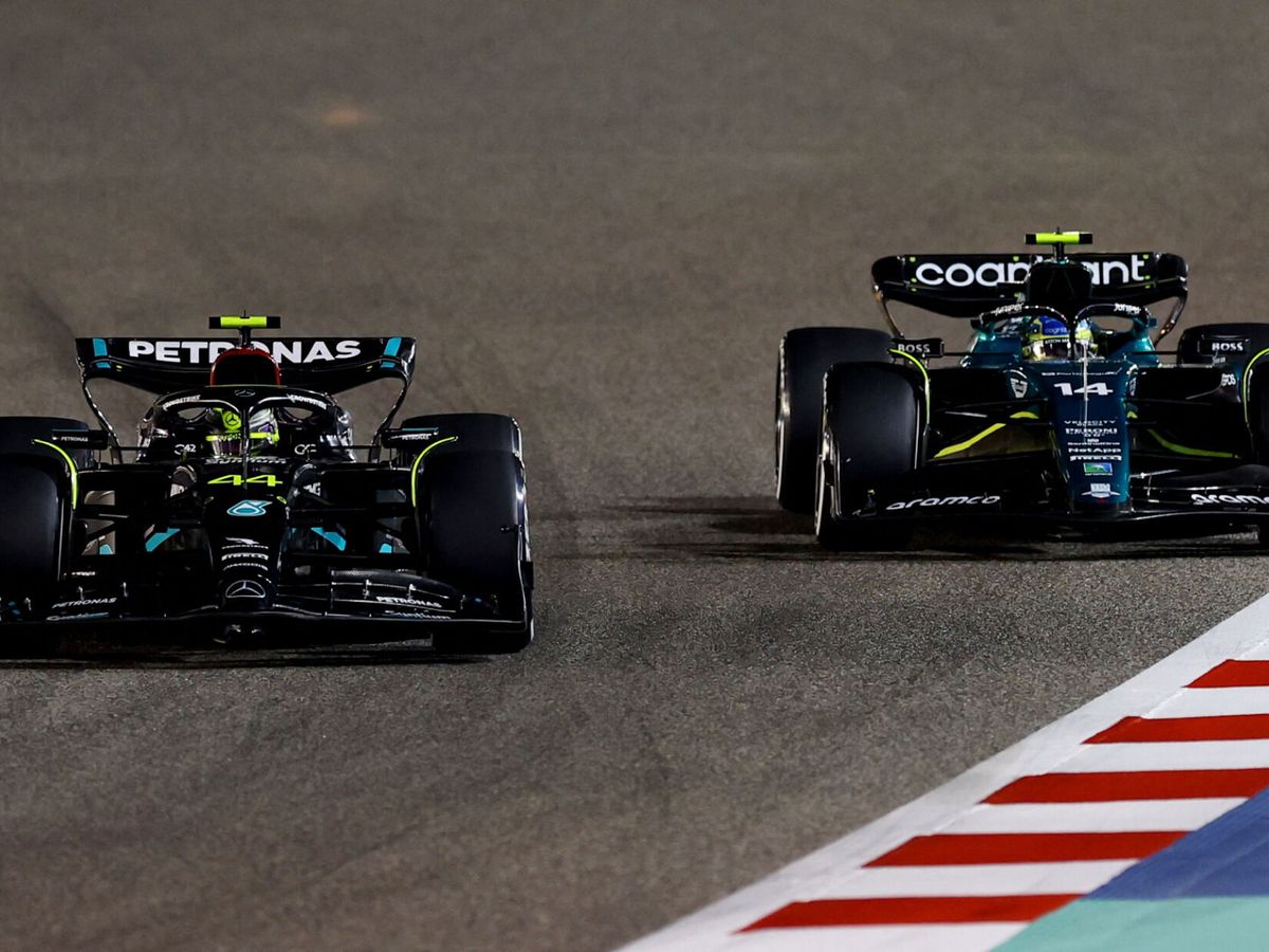 Foto: Lewis Hamilton y Fernando Alonso en el circuito de Bahrein. (Reuters/Rula Rouhana)
