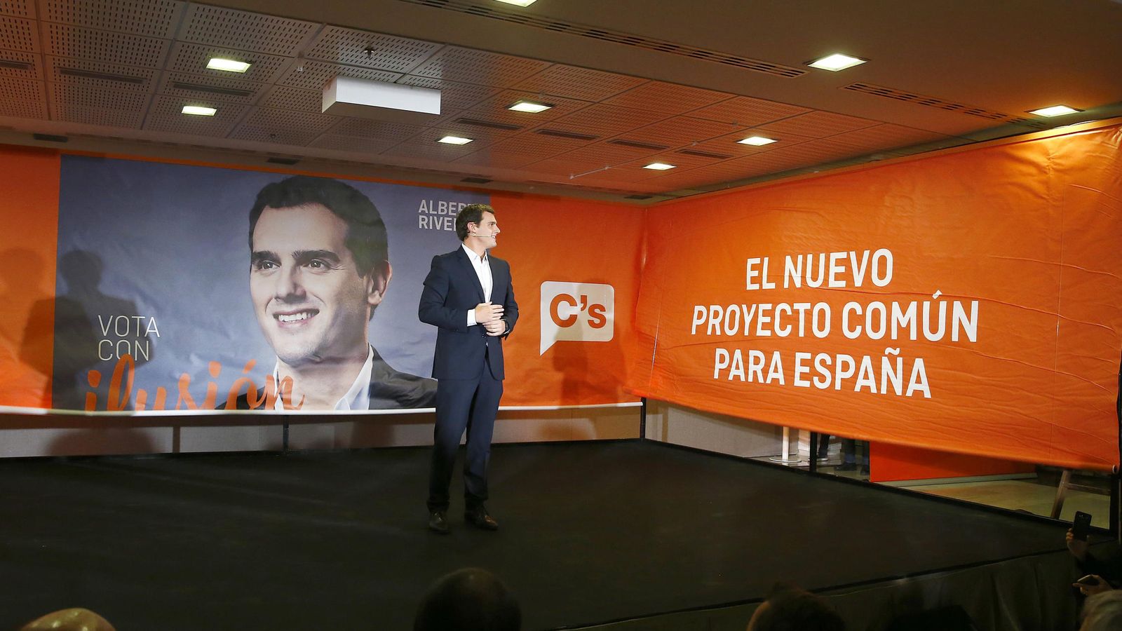 Foto: El candidato a la presidencia del Gobierno de Ciudadanos, Albert Rivera, durante el acto de inicio de campaña para las elecciones generales. (Efe) 