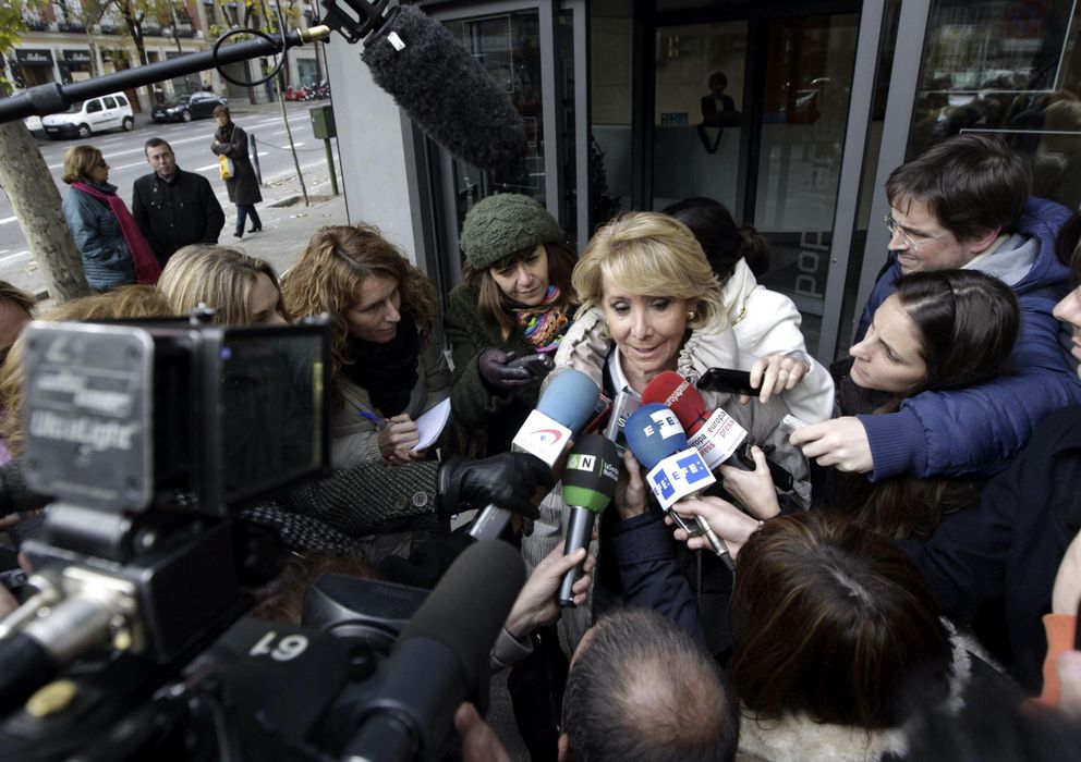 Foto: Esperanza Aguirre atiende a los medios a su salida de la sede del PP en Madrid. (EFE)