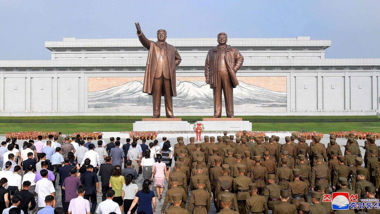 Ofrenda de flores a los líderes Kim Il-sung y Kim Jong-il. (Reuters)