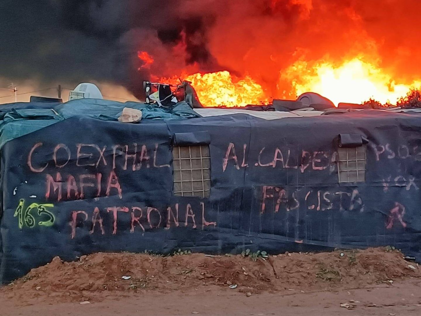 Chabolas ardiendo en 'El Walili', el asentamiento en Níjar (Almería) desalojado este lunes. (Cedida)