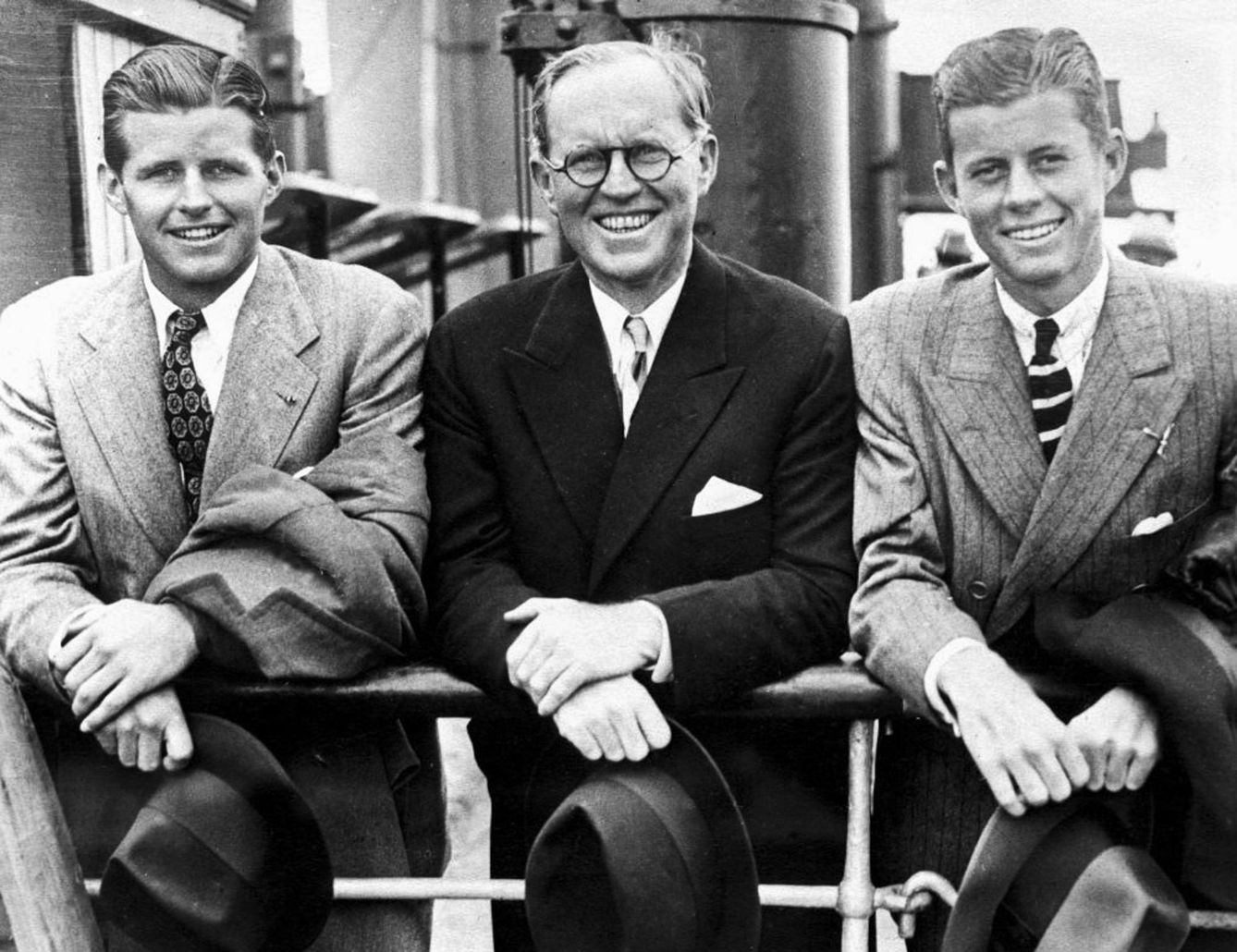 John F. Kennedy, de John F. Kennedy (d) acompañado por su padre Joseph P. Kennedy (c) y su hermano Joseph P. Kennedy Jr. (i) el 2 de julio de 1938. (EFE)