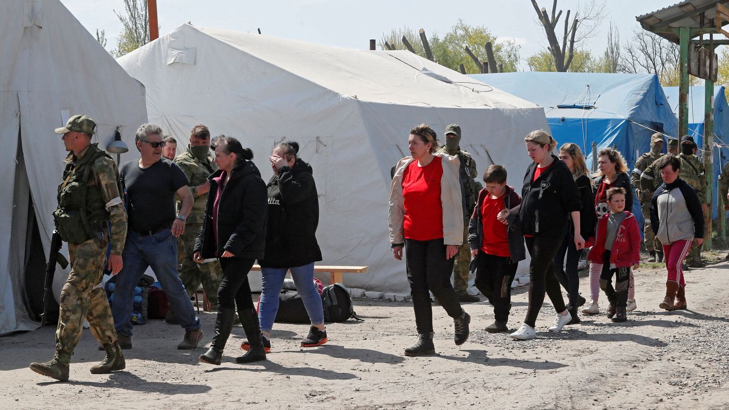 Un grupo de los evacuados que han podido salir de Azovstal. (Reuters)