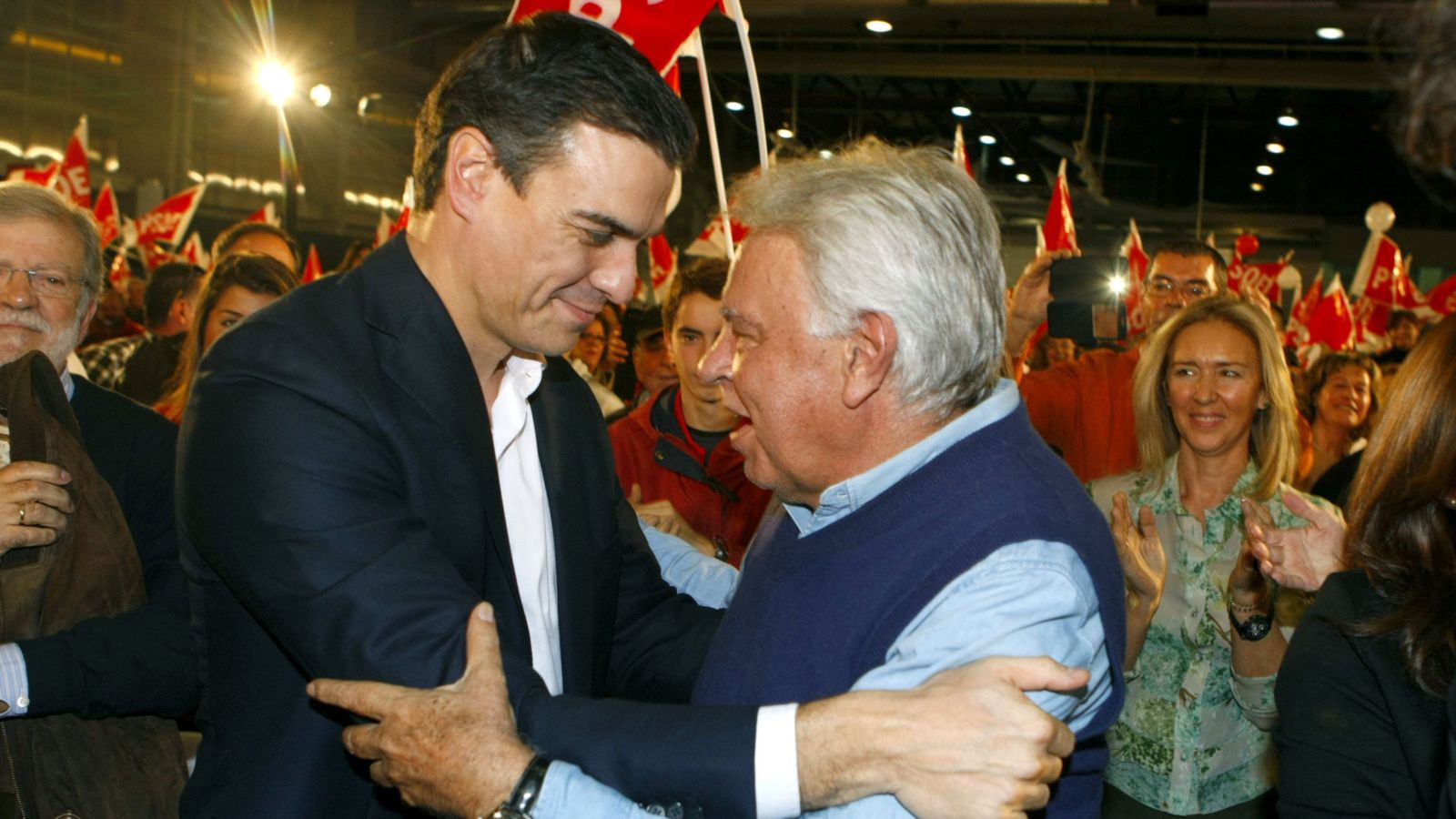 Foto: Eran otros tiempos. Sánchez y González, en un mítin en Badajoz. (EFE)