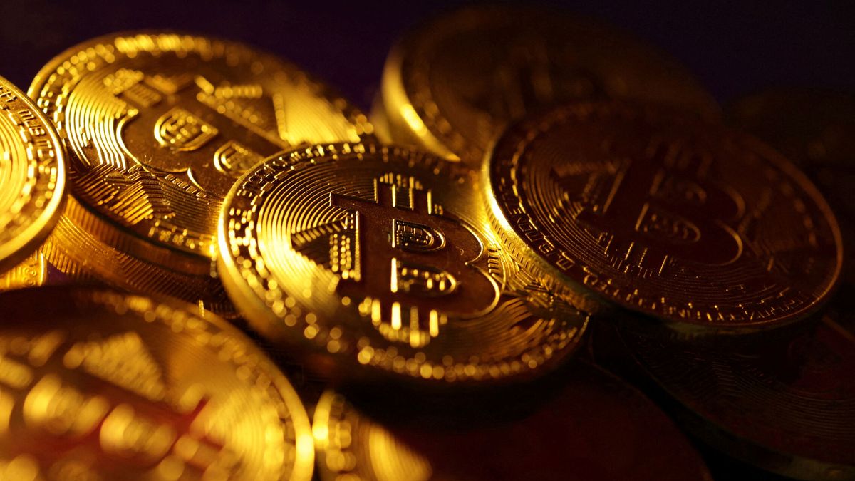 El bitcóin cae un 10% en la semana y toca mínimos de febrero por debajo de los 54.000 dólares