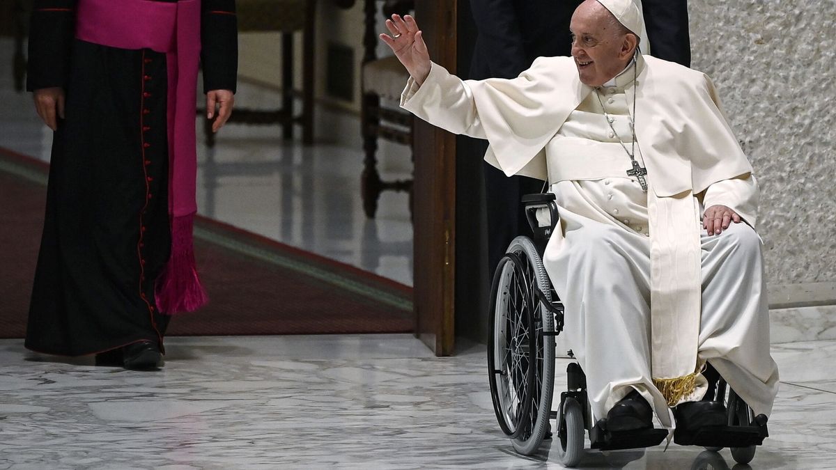 ¿Está enfermo el papa Francisco? El motivo por el que acude en silla de ruedas al funeral