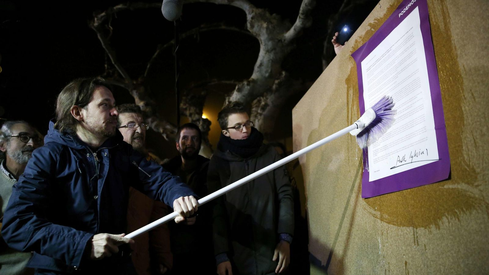 Foto: El líder de Podemos, Pablo Iglesias, durante el inicio de la campaña electoral el 20-D en la pequeña localidad zamorana de Villaralbo. (Reuters)