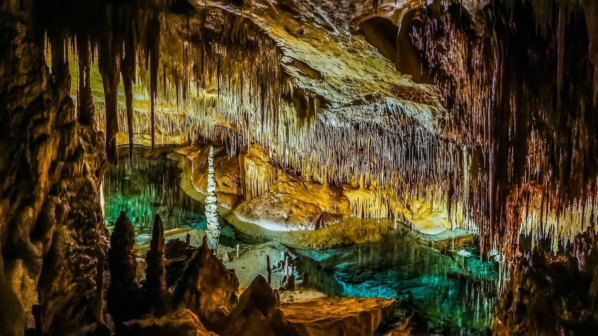 Cinco tesoros bajo tierra: las cuevas más impresionantes y desconocidas de España