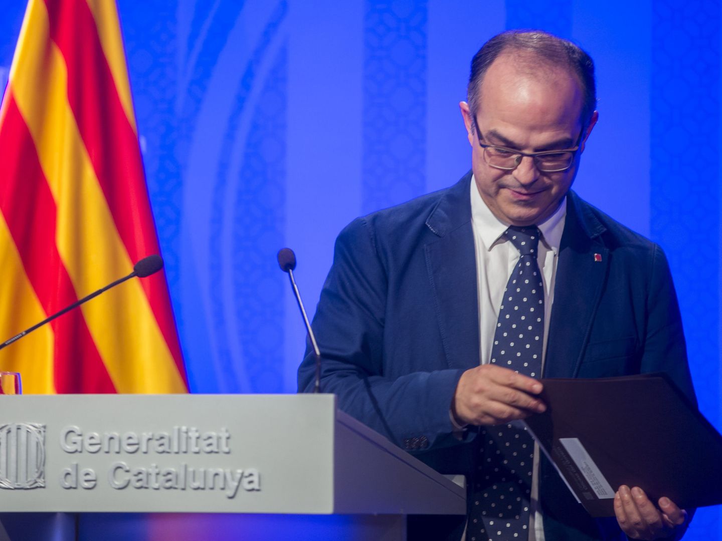 El portavoz del Gobierno de la Generalitat Jordi Turull, atiende a los medios de comunicación. (EFE)