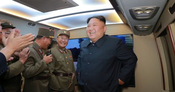 Foto: Kim Jong-un, este martes tras el lanzamiento de los misiles. (Reuters)