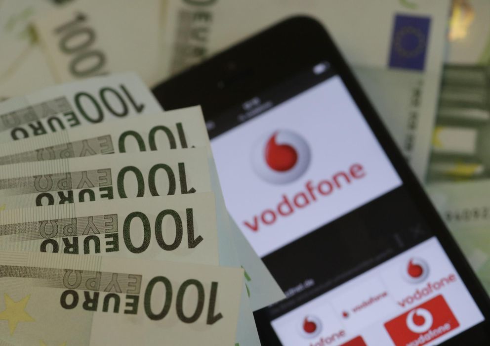 Foto: Una ilustración muestra el logo de la compañía de telefonía Vodafone y algunos billetes.