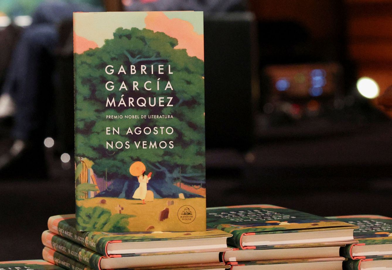 Copies of 'En agosto nos vemos' (Until August), the posthumous book by Colombian author and Nobel Prize winner Gabriel Garcia Marquez, are displayed during its presentation, in Madrid, Spain, March 5, 2024. REUTERS Violeta Santos Moura